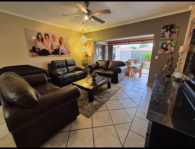 3 BEDROOM TOWNHOUSE SOLD IN VANDERBIJLPARK SE 3